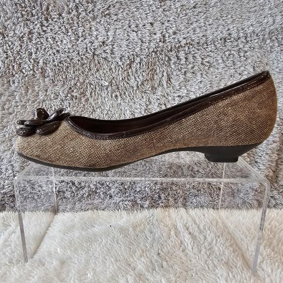 Anne Klein Women's iflex Jette Flower Fabric Slip On Mini Kitten Heel 7.5M Brown - Picture 3 of 6